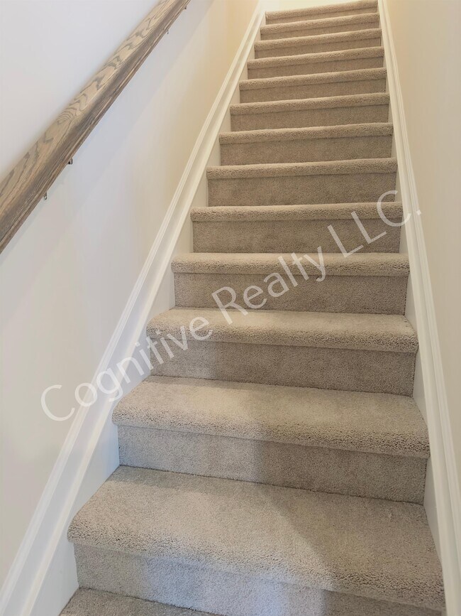 Building Photo - 819 McKenzie Pk Ter