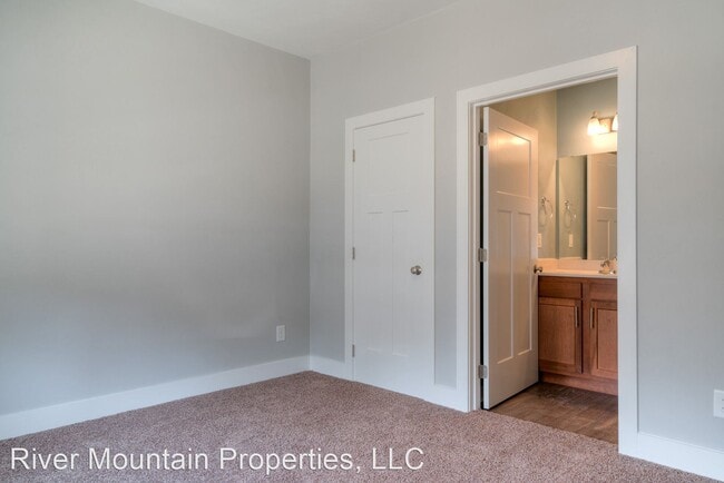 Building Photo - 4 br, 4.5 bath House - 206 Uptown Trail