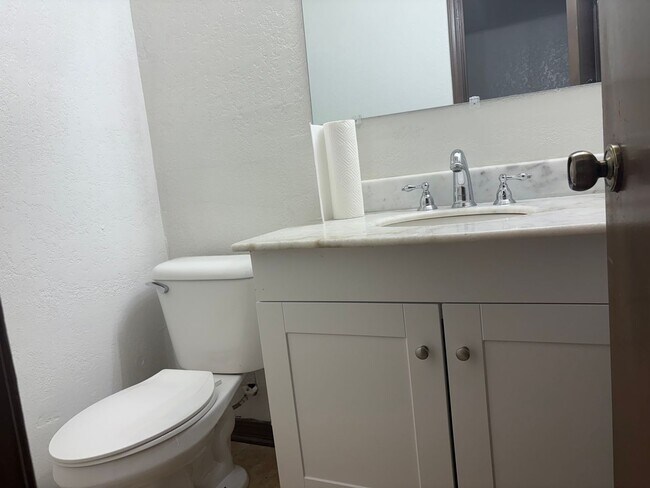 Building Photo - Modern Comfort in NE OKC – 3 Bed, 2.5 Bath...