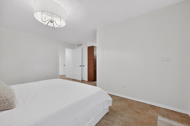 Building Photo - 9735 Village Green Dr NE