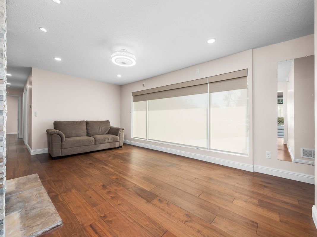 Building Photo - 2885 E LORAN Dr
