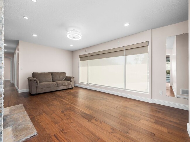 Building Photo - 2885 E Loran Heights Dr