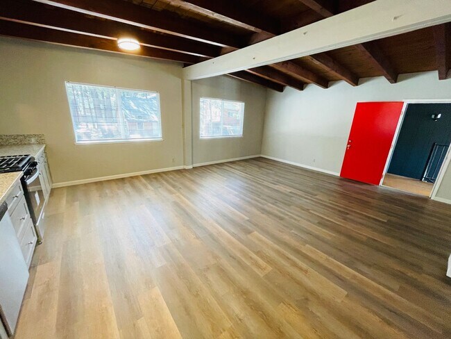 Building Photo - 2 bed 1 bath unit for rent in South Lake Tahoe