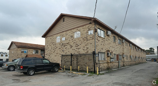 Building Photo - Oak Manor