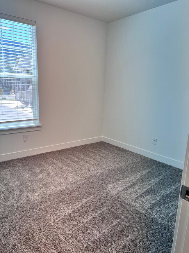 Building Photo - 693 S 4500 S