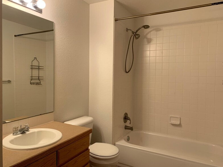 2nd bathroom - 2232 Sweetwater Creek Dr