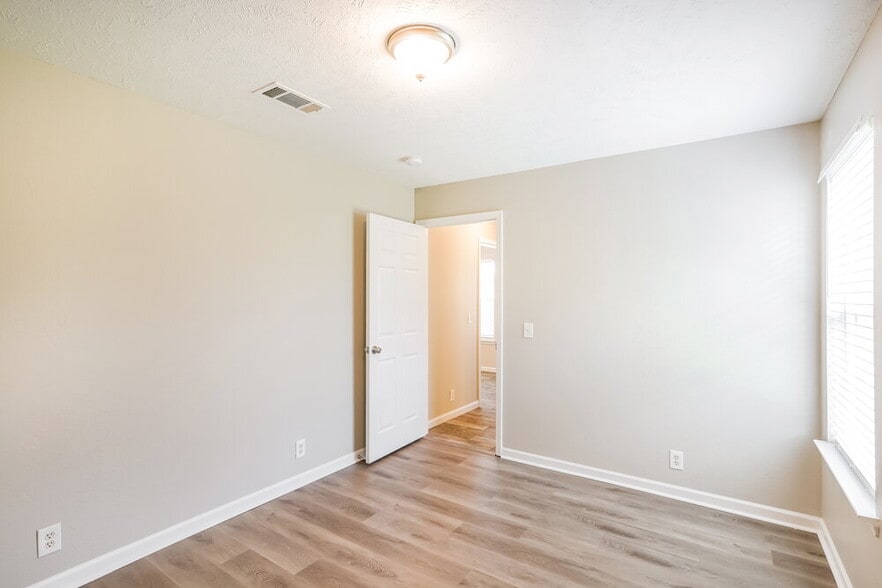 Building Photo - 1312 S Hampton Ct