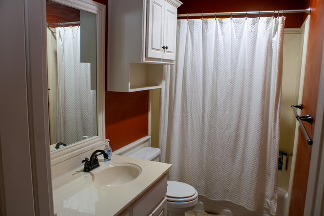 Building Photo - Charming 3 bedroom home