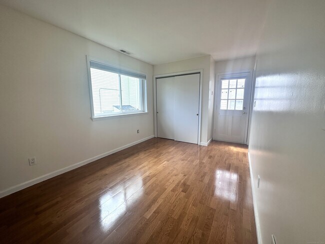 Building Photo - 141 Davis Ave