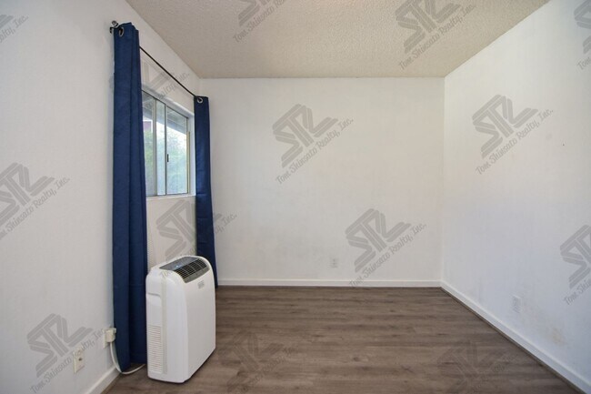 Building Photo - 3BR / 2Bath / 3Pkg - Home in Aiea!