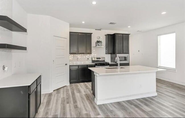Building Photo - 12312 Maria Heights Ct