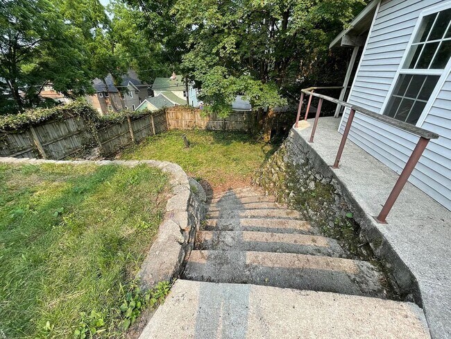 Building Photo - Lower 2 Bedroom Duplex Great Location!