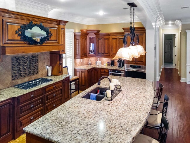Building Photo - Beautiful Executive style home on an acre