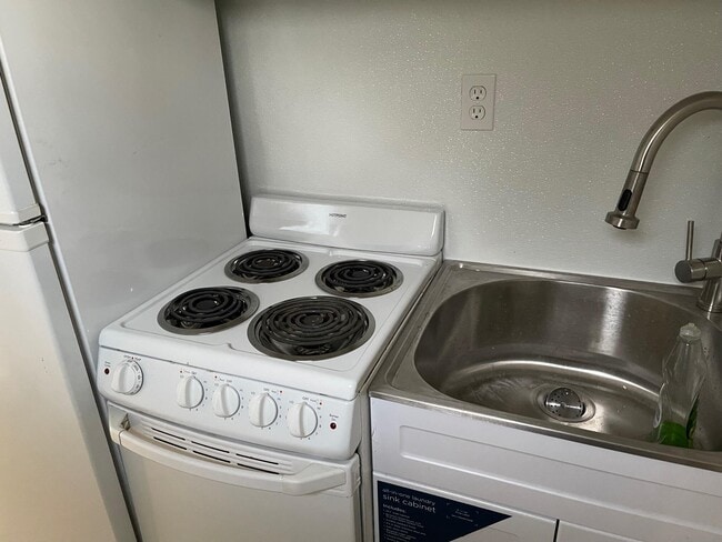 Building Photo - 2300 NE 5th Ave