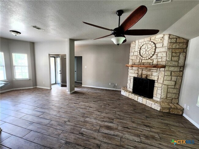 Building Photo - 30 Willow Run Dr