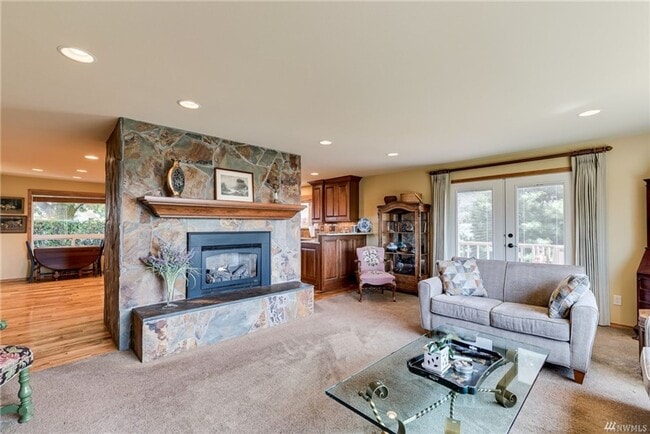 Building Photo - Amazing Views & Amazing 4 Bedroom/3 Bath H...