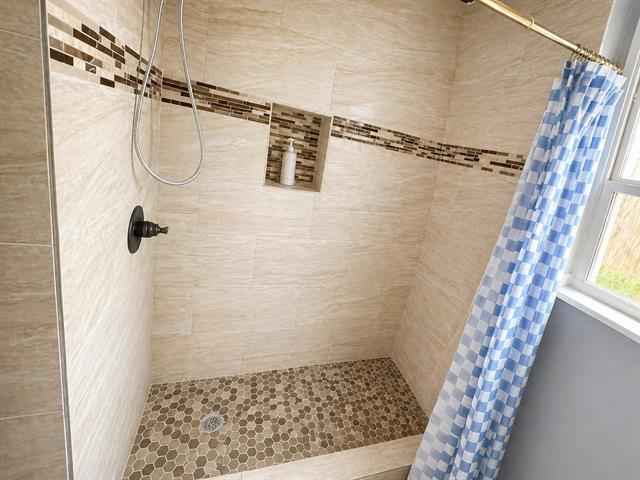 Building Photo - 812 Irwin Dr