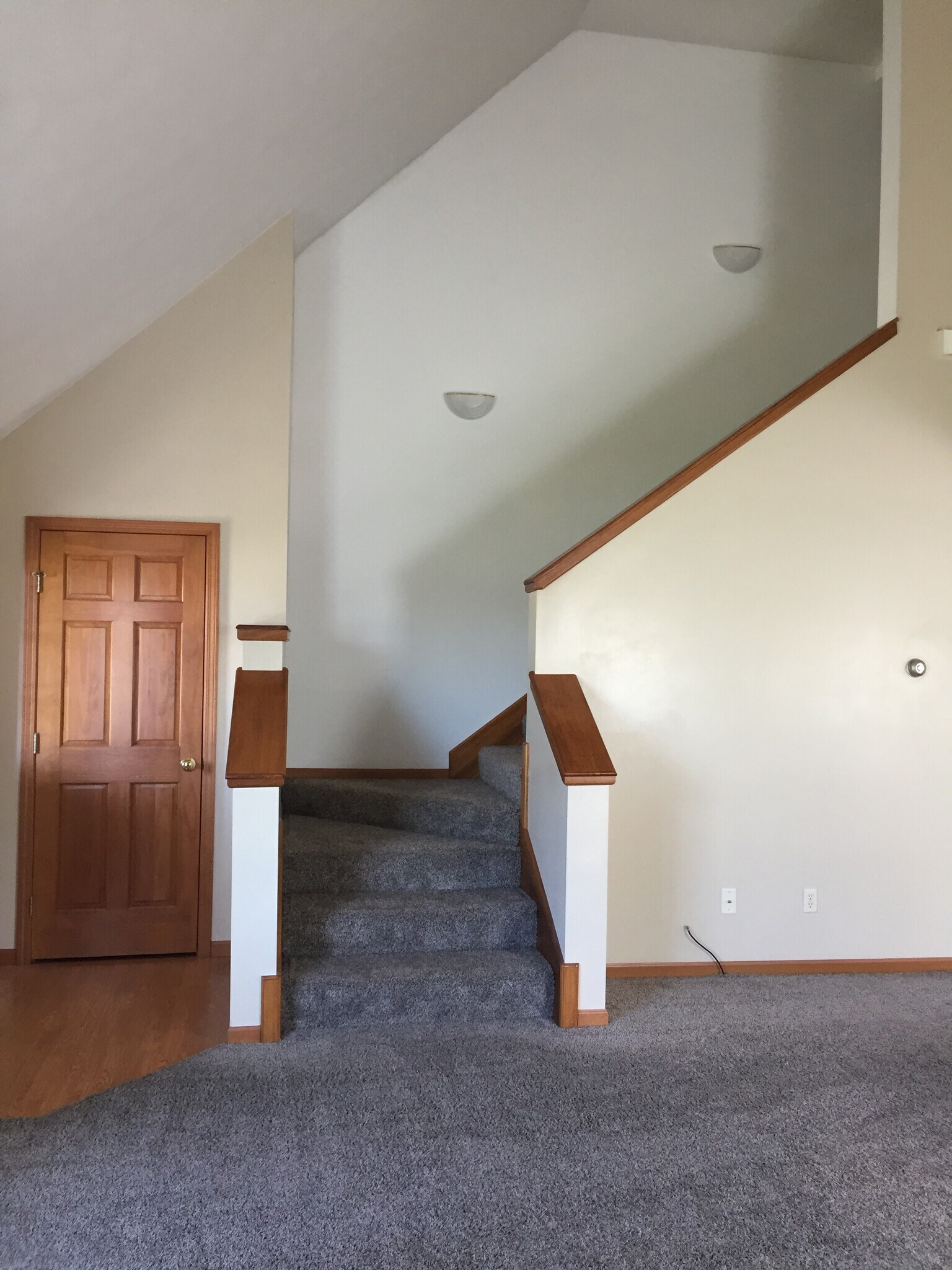 Building Photo - 579 Foxcross Dr