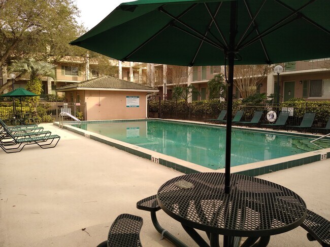 Building Photo - Blue Pointe