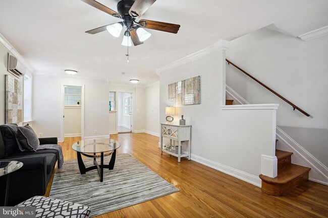 Building Photo - Gorgeous, Sun-lit,Townhouse in Alexandria