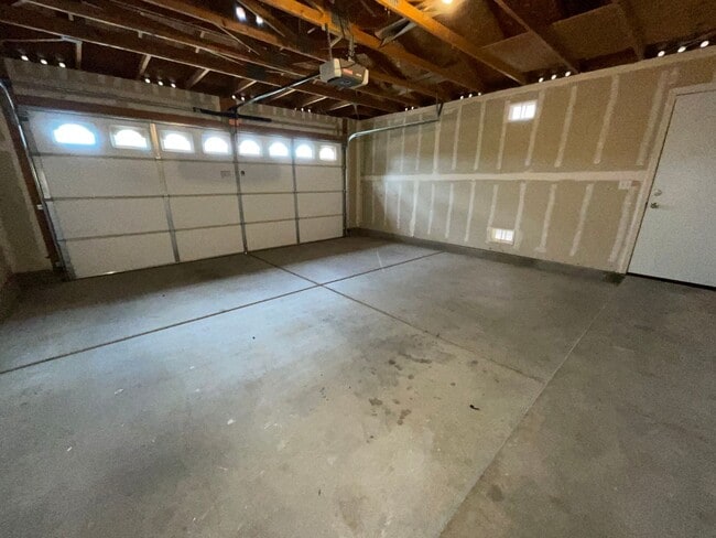 Building Photo - Pool and spa with Mountain views