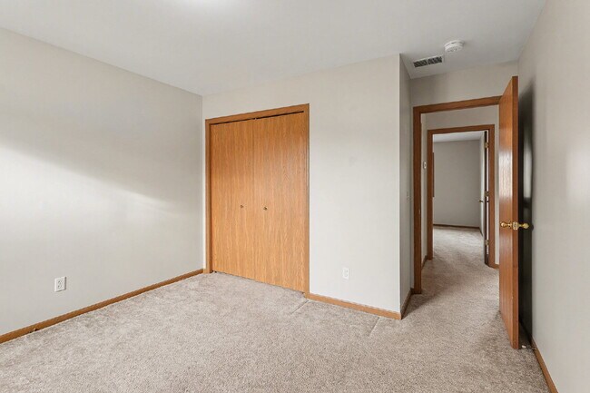 Building Photo - 2 bedroom Duplex for Rent - $1250/Month