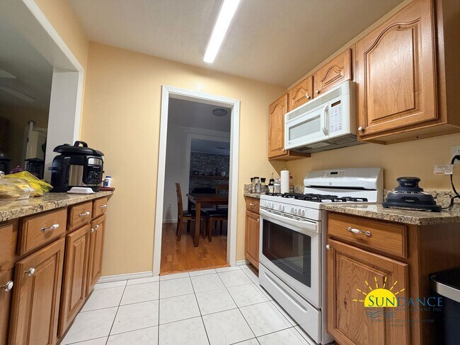 Building Photo - Spacious 4BR Home in Fort Walton Beach with Solar Panels!