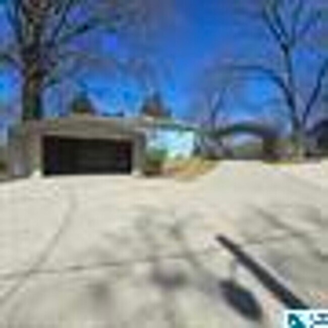 Building Photo - Charming 4 Bedroom, 1 Bathroom house