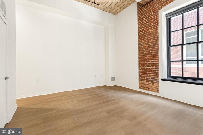 Building Photo - 303 Vine St