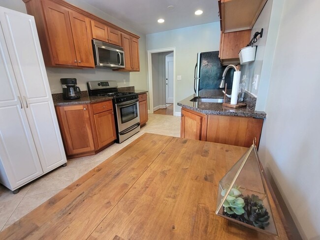 Building Photo - Fabulous, Furnished, Spacious 2BR with balcony in Alexandria