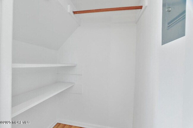 Building Photo - 209 Manor E