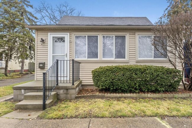 Primary Photo - 2040 Austin Ave