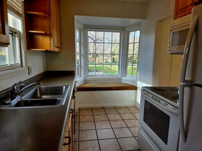 Building Photo - 2528 Beverly St E