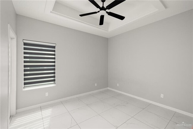 Building Photo - 11 Deluxe St