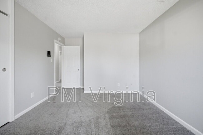 Building Photo - 901 Vincent Ct