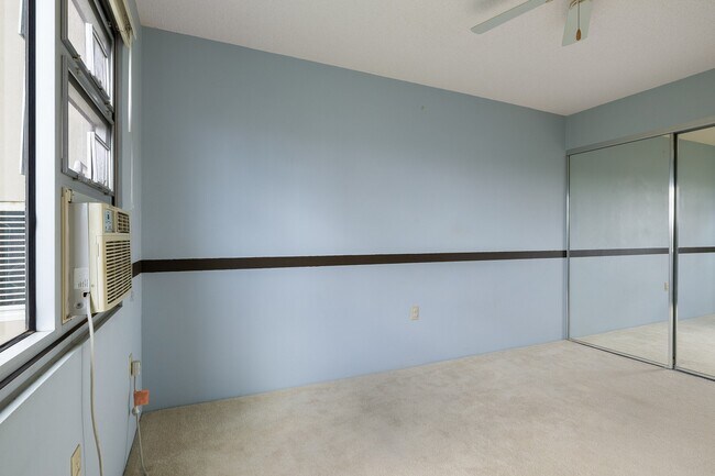 Building Photo - 2 Bed / 1.5 Bath Condo with 2 Parking Salt...