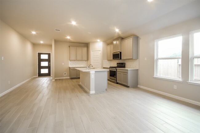 Building Photo - 610 Ellwood Terrace Ln