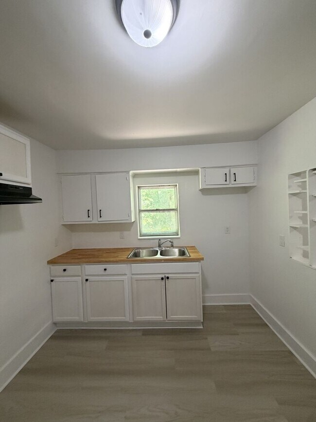 Building Photo - 3482 Lamphier Ave
