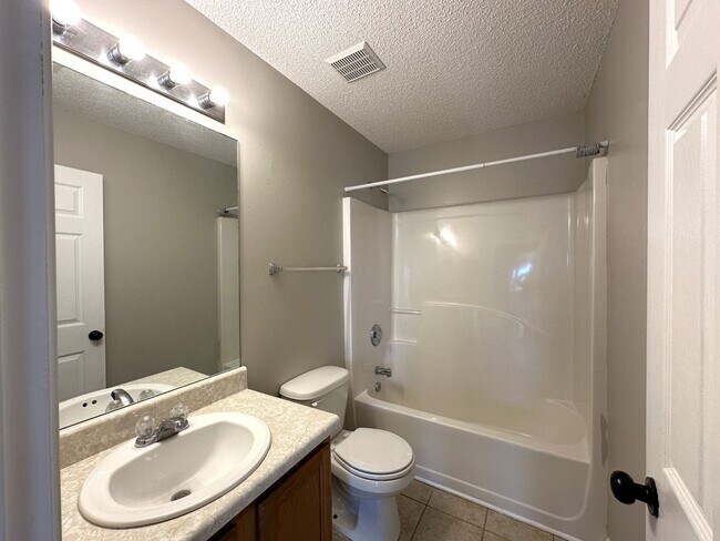 Building Photo - 5 Bedroom, 3 Bath Home Priced to Rent!