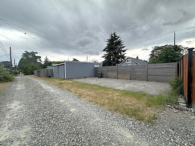 Building Photo - Cozy Meets Chic – 2BR Home with Outdoor Bliss!