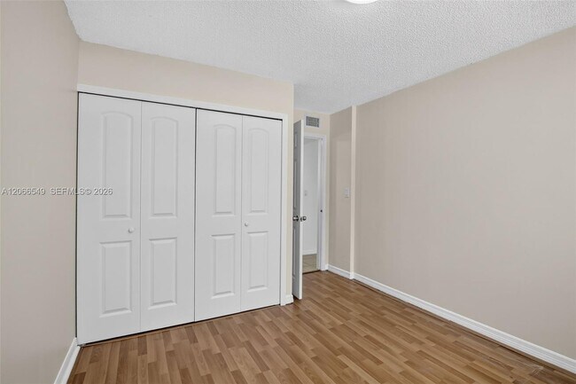 Building Photo - 220 Lakeview Dr