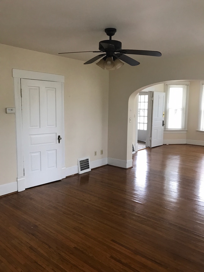 Building Photo - 815 W Saint James St