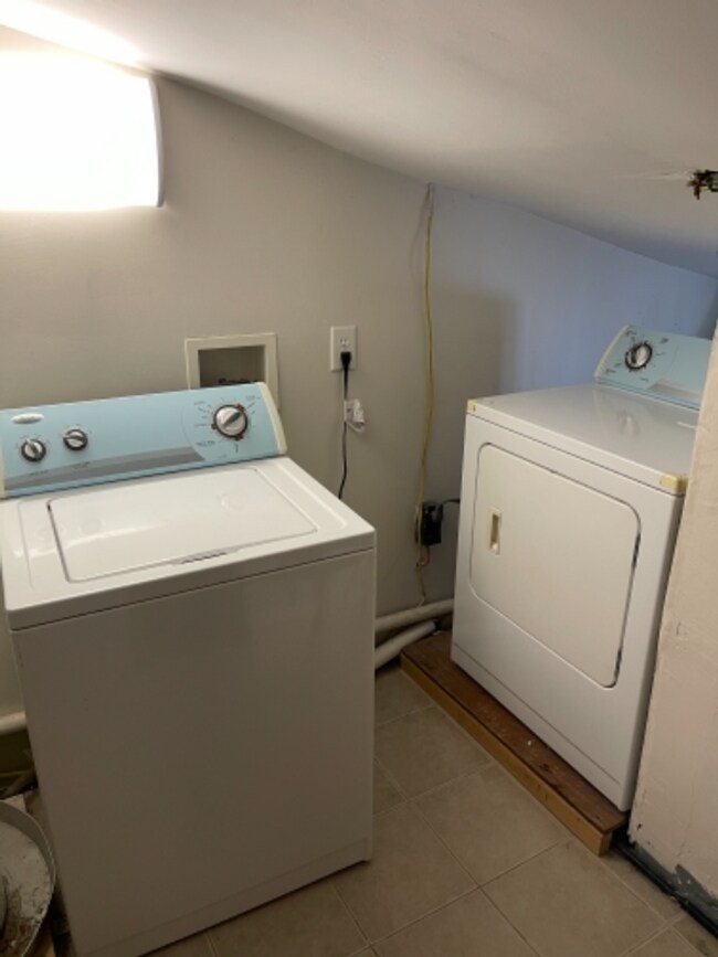 Building Photo - Newly Renovated East Rock Penthouse 2BR wi...