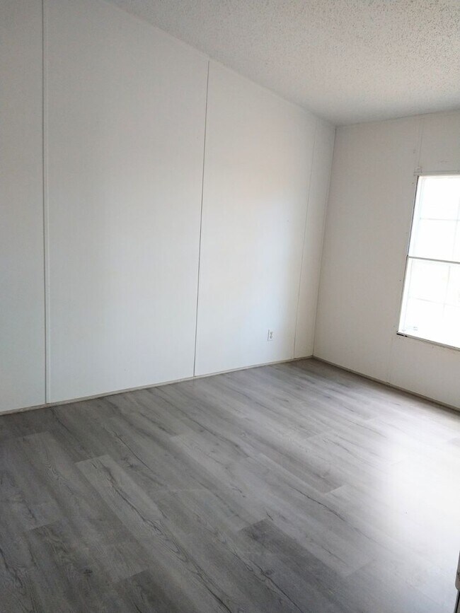 Building Photo - 239 Castlebury Ln