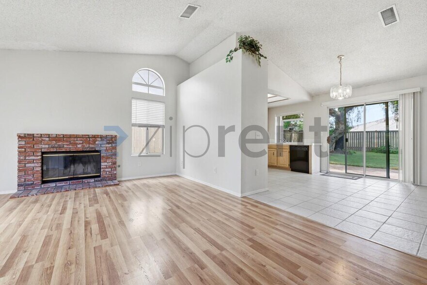 Building Photo - Unit