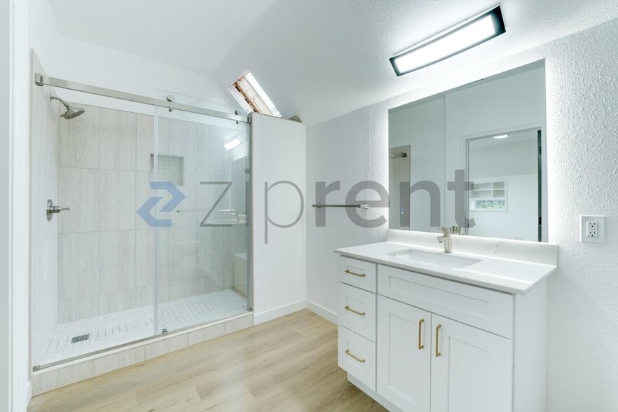 Building Photo - Unit n/a