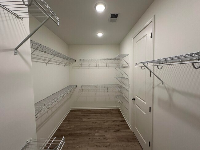 Building Photo - 4998 Farmland Way
