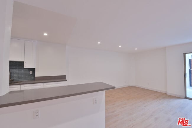Building Photo - 136 S Palm Dr
