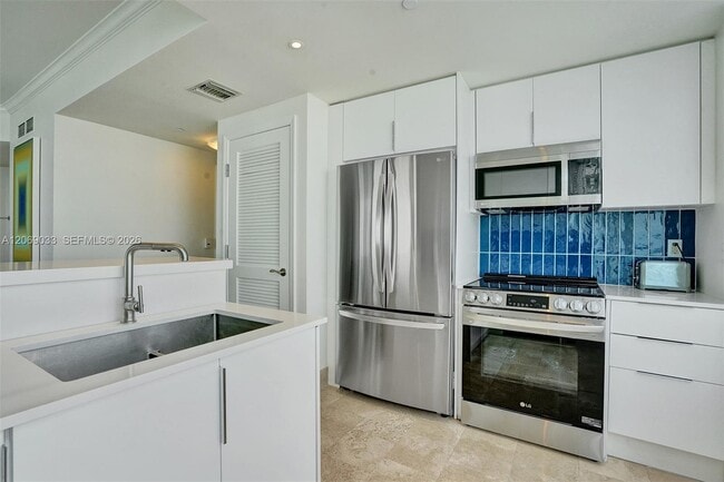 Building Photo - 4401 Collins Ave