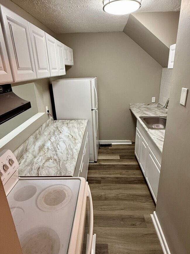 Building Photo - 3 bedroom apartment by UC campus!